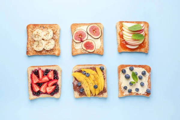 Renk arka planda farklı lezzetli sandviçler