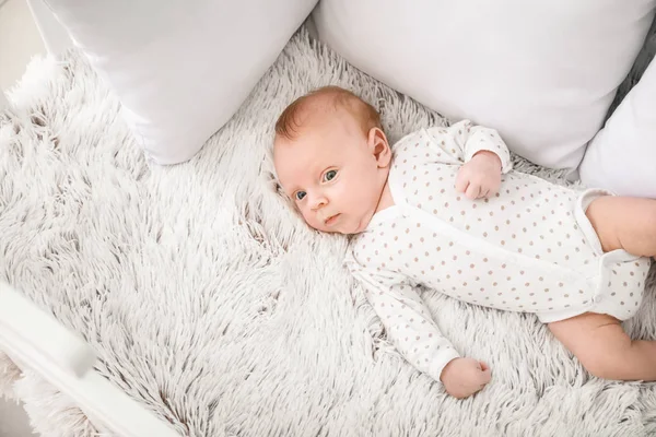 Carino piccolo bambino sdraiato nella culla — Foto Stock