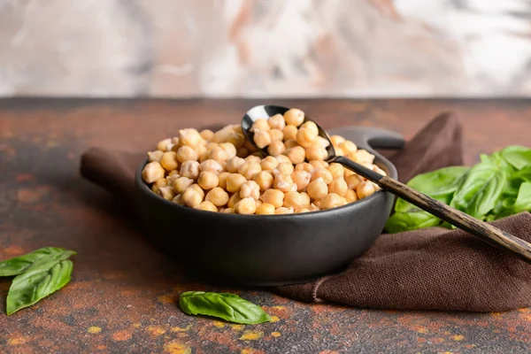 Sartén con garbanzo crudo en la mesa — Foto de Stock