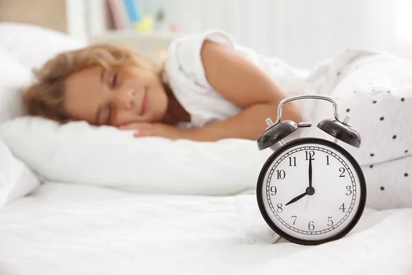 かわいい眠っている女の子のベッドの目覚まし時計 — ストック写真