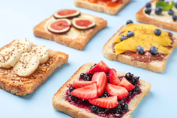 Renk arka planda farklı lezzetli sandviçler