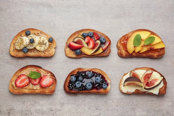 Gri arka planda farklı lezzetli sandviçler