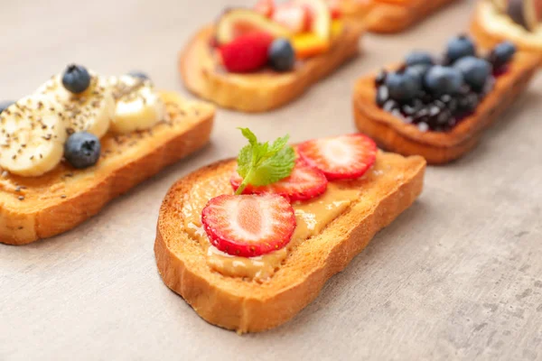 Gri arka planda farklı lezzetli sandviçler