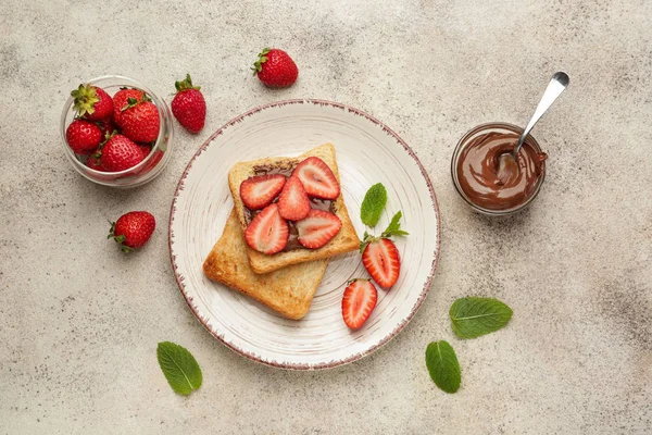 Placa con sabroso sándwich en la mesa — Foto de Stock