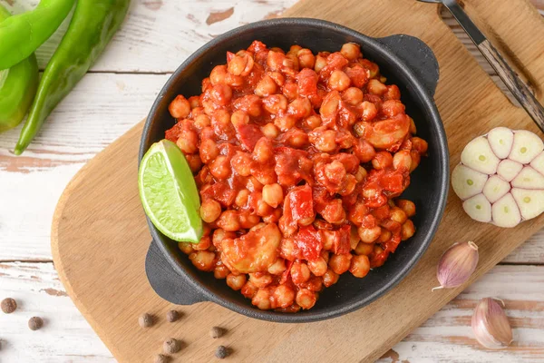 Masada domates soslu lezzetli nohut ile kızartma tavası