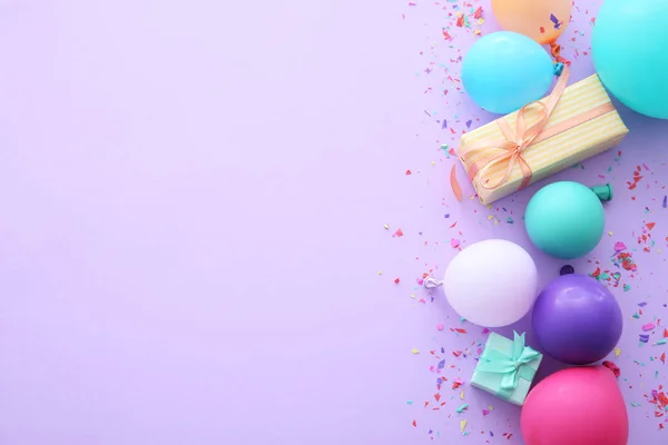 Komposition mit Luftballons, Geschenken und Platz für Text auf farbigem Hintergrund — Stockfoto