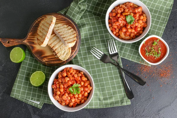 Masada lezzetli nohut ve domates soslu kaseler