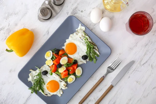 Teller mit leckerem Salat auf dem Tisch — Stockfoto