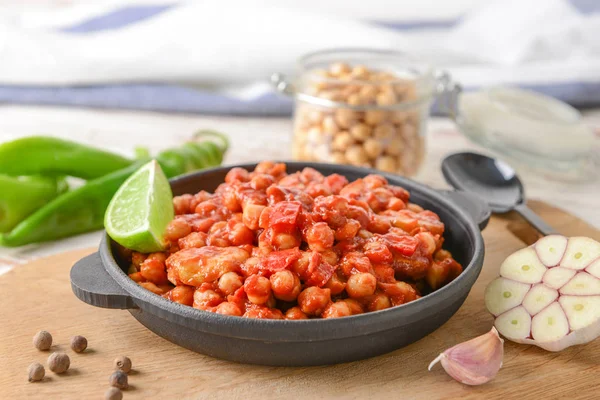 Masada domates soslu lezzetli nohut ile kızartma tavası