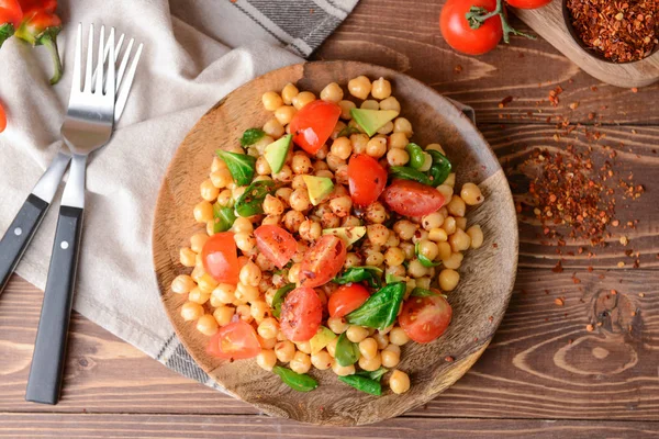 Masada lezzetli nohut salatası ile Tabak