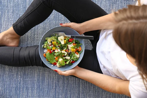 Kadın taze salata ile kase tutan, üst görünümü
