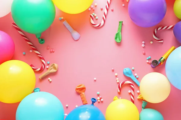 Cadre en ballons et décor de fête sur fond de couleur — Photo