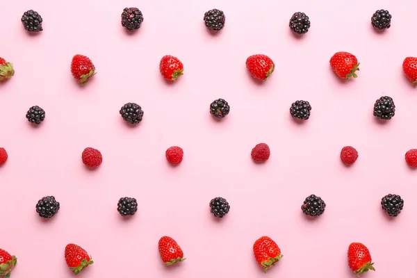 Muchas bayas maduras dulces sobre fondo de color — Foto de Stock