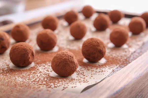 Gemide kakao tozu ile lezzetli tatlı trüf, closeup