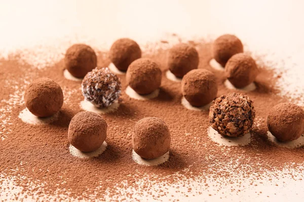 Hafif arka planda lezzetli tatlı trüf ve kakao tozu