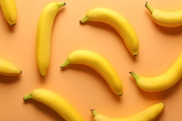 Sok édes érett banán a színes háttér — Stock Fotó