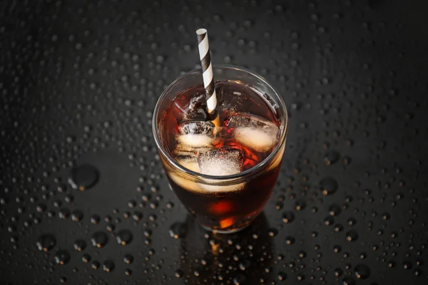 Vaso de cola fría sobre mesa oscura — Foto de Stock