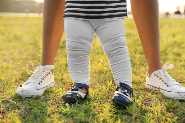 Mamma insegna al suo bambino a camminare all'aperto — Foto Stock