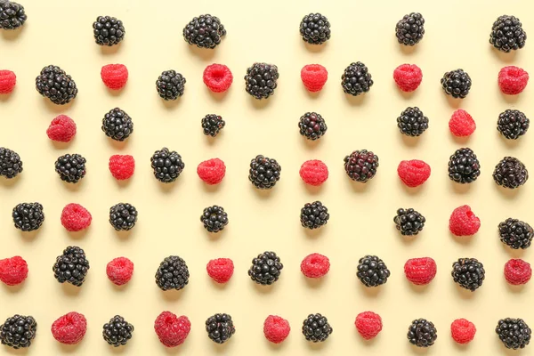 Renk arka planda birçok tatlı olgun meyveleri