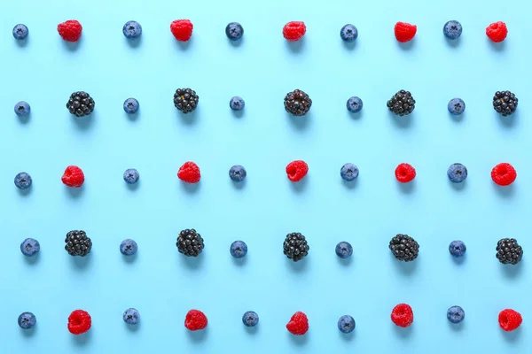 Muitas bagas maduras doces no fundo da cor — Fotografia de Stock