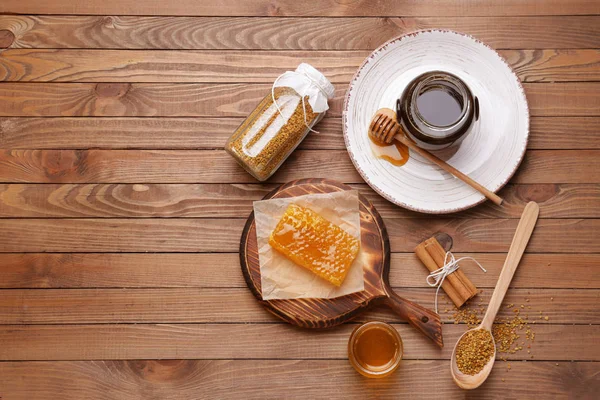Samenstelling met zoete honing op houten tafel — Stockfoto