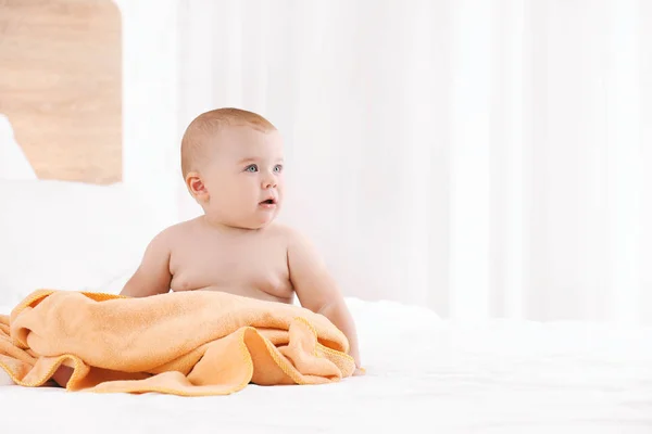 Schattige kleine baby na het baden in de slaapkamer — Stockfoto