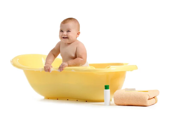 Bayi kecil yang lucu di bak mandi dengan latar belakang putih — Stok Foto