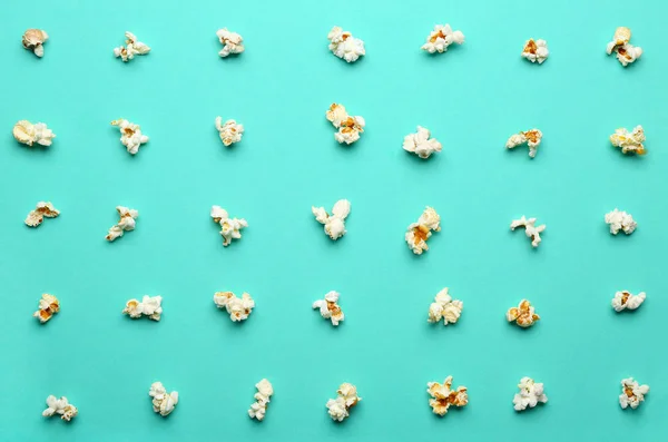 Veel smakelijke popcorn op kleur achtergrond — Stockfoto