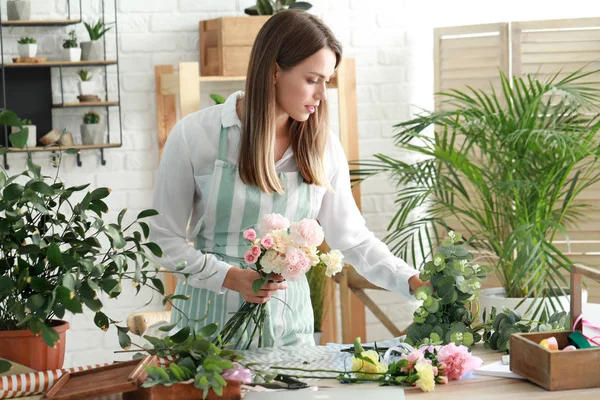 Female florist making beautiful bouquet in shop — Stock Photo, Image