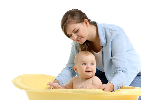 Anne beyaz arka plan onu sevimli küçük bebek banyo — Stok fotoğraf