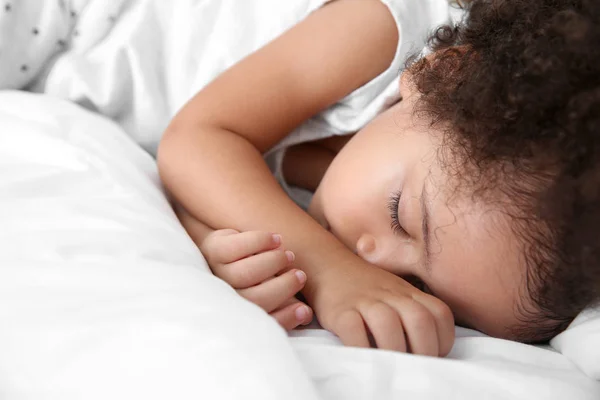 Little African-American girl sleeping in bed — Stock Photo, Image