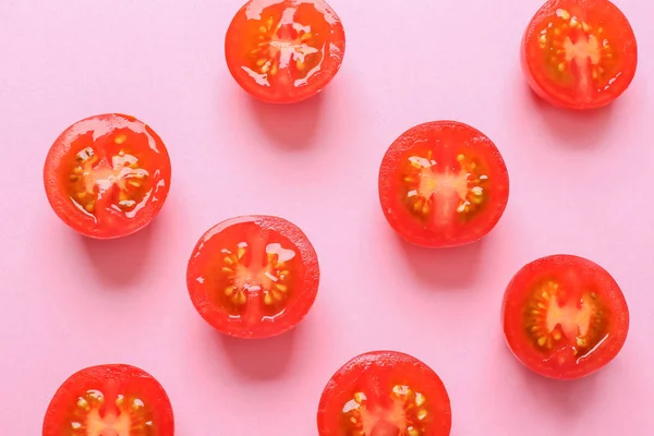 Many cut tomatoes on color background — Stock Photo, Image