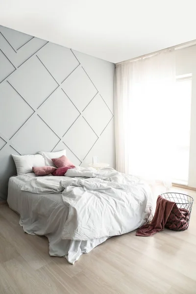 Интерьер красивой современной спальни — стоковое фото