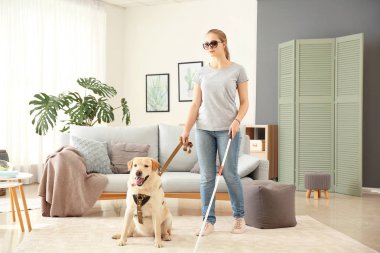 Evde rehber köpek ile genç kör kadın