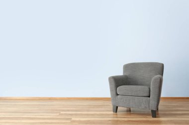 Beyaz duvarının yakınında konforlu koltuk