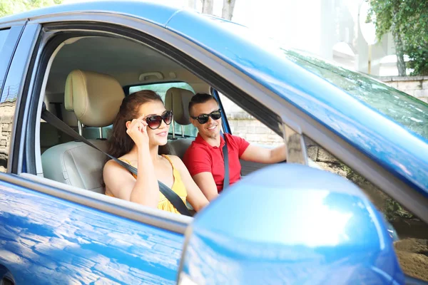 Boldog fiatal pár utazik autóval — Stock Fotó