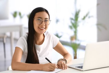 Genç Asyalı öğrenci üniversitede sınava hazırlanıyor