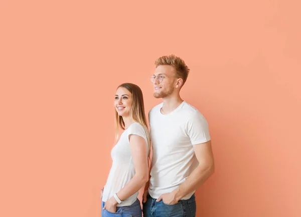 Couple en t-shirts élégants sur fond de couleur — Photo