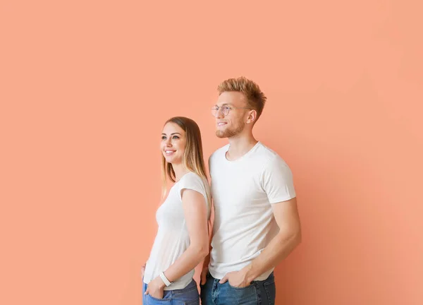 Pareja en camisetas con estilo sobre fondo de color — Foto de Stock