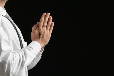 Dini adam karanlık arka plan üzerinde dua