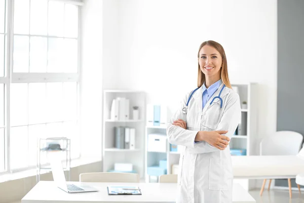 Médico feminino com estetoscópio na clínica — Fotografia de Stock