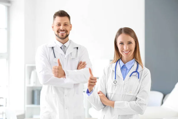 Чоловіки і жінки лікарі в клініці — стокове фото