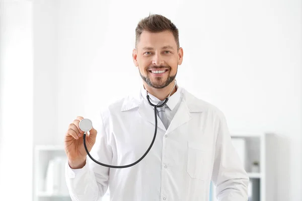 Médecin masculin avec stéthoscope en clinique — Photo