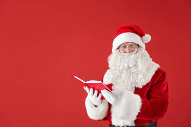 Renkli arka plan kitap ile Noel Baba Portresi