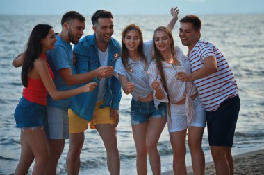 Tatil beldesinde deniz plajında kıvılcım ile mutlu arkadaşlar