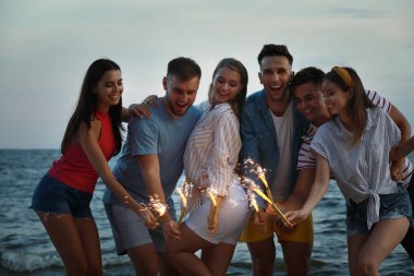 Tatil beldesinde deniz plajında kıvılcım ile mutlu arkadaşlar