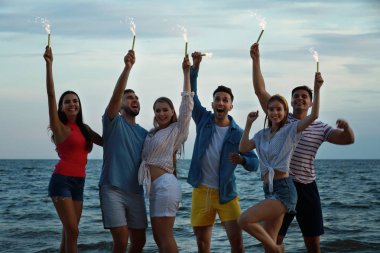 Tatil beldesinde deniz plajında kıvılcım ile mutlu arkadaşlar