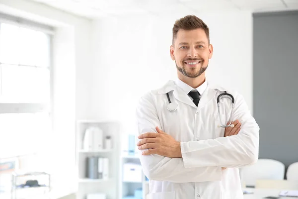 Mužský lékař se stetoskem na klinice — Stock fotografie