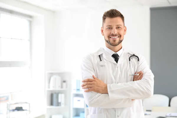 Médico masculino com estetoscópio na clínica — Fotografia de Stock