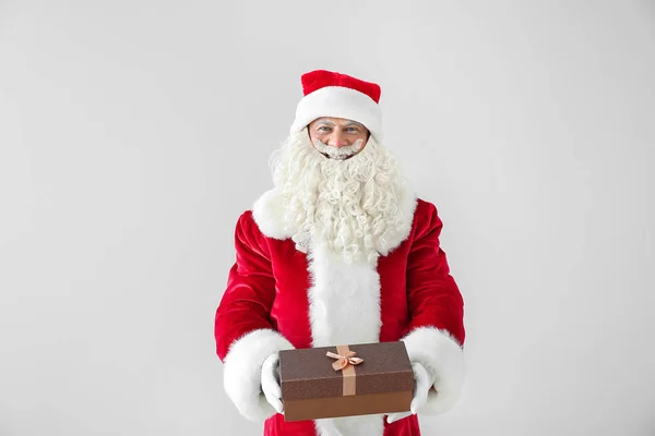 Retrato de Santa Claus con regalo sobre fondo claro —  Fotos de Stock